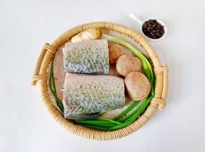 草鱼清洗后去头尾。