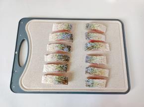 草鱼顺着鱼刺对半切开，切长条。