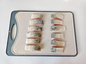 草鱼顺着鱼刺对半切开，切长条。