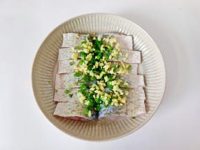 加上葱花、生姜末。