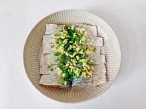 加上葱花、生姜末。