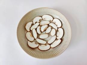 香菇切厚片铺盘子下面。
