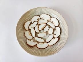 香菇切厚片铺盘子下面。