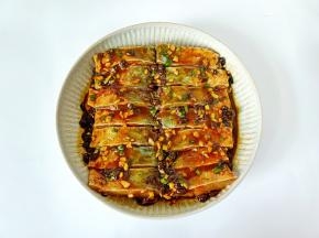 依次码上鱼块，腌制的料汁放一起蒸。