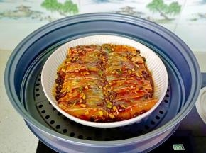 放蒸屉上，盖上盖子开大火蒸，水开后蒸10分钟。