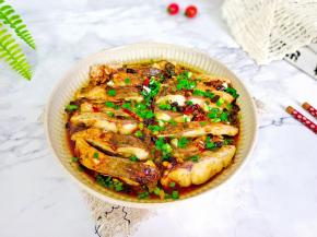 蒸好的鱼腩撒葱花，淋一勺热油激发香味！