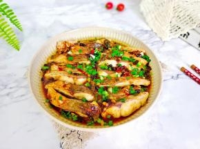 蒸好的鱼腩撒葱花，淋一勺热油激发香味！