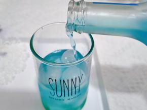 倒入蓝莓鸡尾酒，气泡水。