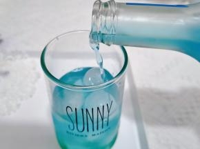 倒入蓝莓鸡尾酒，气泡水。