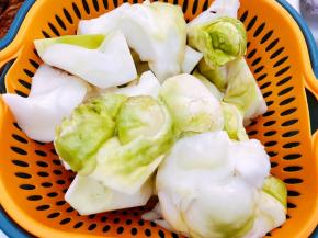 儿菜洗净去除老皮切块