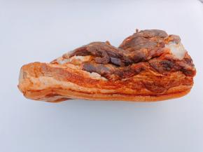 妈妈寄来的柏树枝烟熏腊肉一块，烧洗干净