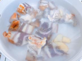 汤锅里放入腊肉，姜片和料酒，一次性加入足量的清水