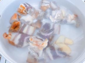 汤锅里放入腊肉，姜片和料酒，一次性加入足量的清水