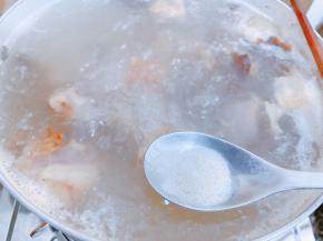 大火煮开后用勺子撇去浮末，转小火慢熬30分钟