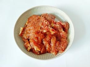 带上手套将调味料抓拌均匀。