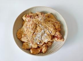 腌制好的大排拍是一层玉米淀粉。