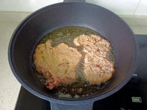 锅里多放一点食用油，油面有冒泡时下大排炸。