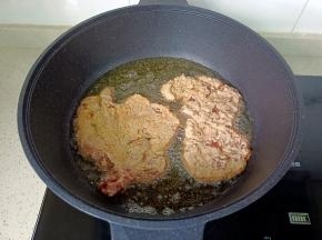 锅里多放一点食用油，油面有冒泡时下大排炸。