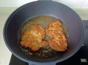 大排炸两面定型先盛出来。