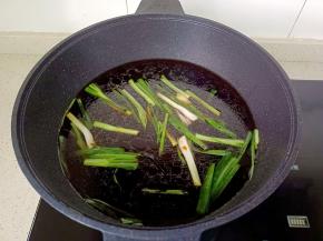 锅里加老抽三勺，蚝油两勺，加适量的水。