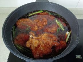 放入煎好的大排，开大火炖煮。