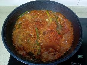 炖煮五分钟后加盐调味，开大火收汁即可！