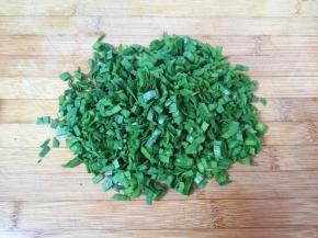 韭菜叶洗干净控一下水分，切碎。