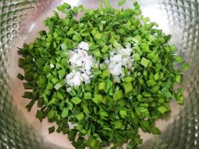 加入盐和食用碱（食用碱可以使韭菜叶保持翠绿不变色，不喜欢可以不放）搅拌均匀。
