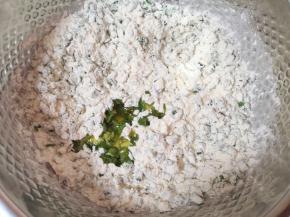 加入中筋面粉搅拌均匀，放菜籽油。