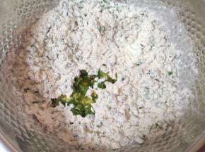 加入中筋面粉搅拌均匀，放菜籽油。