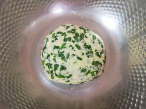 分次加入水揉成面团，盖上保鲜膜饧面半个小时。