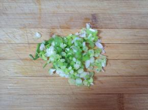 准备一下烩面片用的菜:小葱切成葱花。