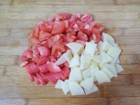 西红柿、红萝卜和土豆分别洗干净去皮切成片。