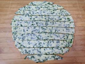 饧好的面团擀成厚一点的面片，用刀划成宽宽的面条。