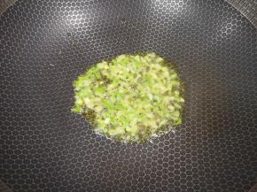 炒锅内倒适量的菜籽油烧热，下入葱花炝香。