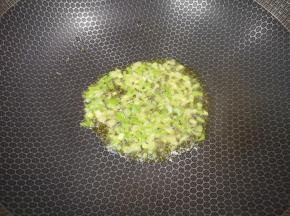 炒锅内倒适量的菜籽油烧热，下入葱花炝香。