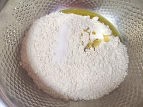 准备好中筋面粉，加入盐和菜籽油搅拌均匀。