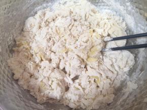 分次加入温水，用筷子搅拌成絮状。