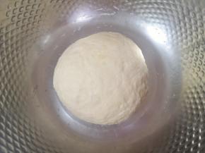 揉成面团，盖上保鲜膜饧面半个小时。