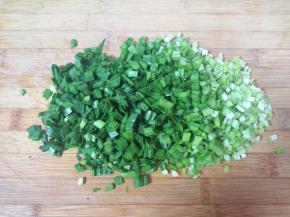 韭菜择洗干净，控一下水分切碎。