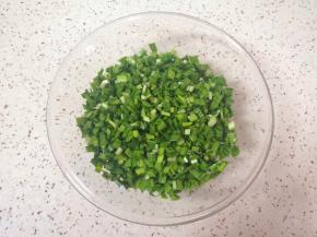 放入盆里加入香油（用油浸一下韭菜不容易出水）搅拌均匀，静置一会儿。