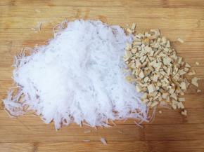 粉丝提前泡软切碎，豆腐干切碎。