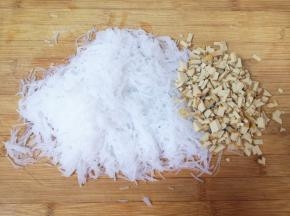 粉丝提前泡软切碎，豆腐干切碎。