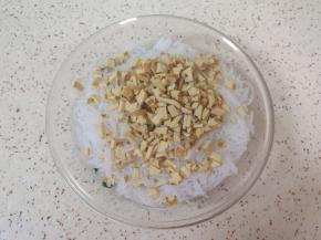 将粉丝碎和豆腐干加入韭菜里面搅拌均匀。