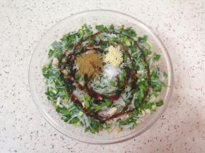 放盐、十三香、鸡精和蚝油搅拌均匀。