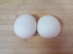 饧好的面团分成2份揉光。