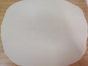 先取一份面团擀成一个大面片。