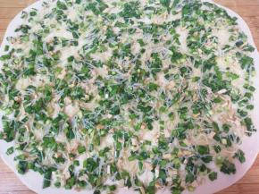 均匀的铺上韭菜粉丝馅。