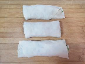 从一头卷起压实，分成三段，依次做完另外一份面团。