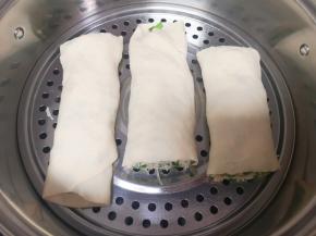 做好的孜卷凉水上锅，上汽后转中火蒸20分钟关火，焖3分钟左右出锅。